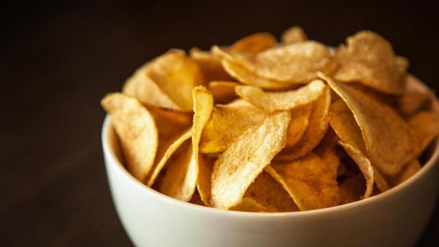 El sencillo truco del vinagre para que las patatas fritas queden tan crujientes como las de bolsa