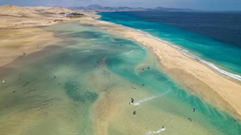 Vista aérea de la playa-lago de Sotavento, en Fuerteventura.