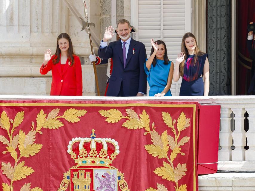 Los reyes de España junto a sus hijas, Leonor y Sofía, en el balcón del Palacio Real.