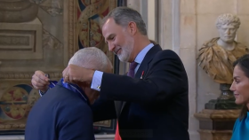 El rey Felipe VI condecorando a Abdelaker Chaib Haddu, de Ceuta, presidente de la Asociación Cultural Al Idrissi, que promueve la integración