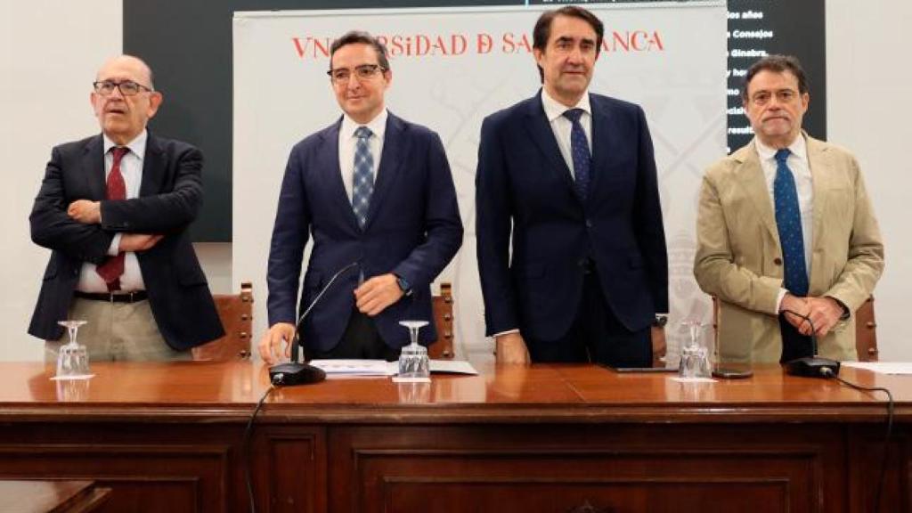 El rector, Juan Manuel Corchado, y el consejero de Medio Ambiente, Juan Carlos Suárez-Quiñones, presiden la presentación del proyecto en el Aula Francisco de Vitoria de las Escuelas Mayores