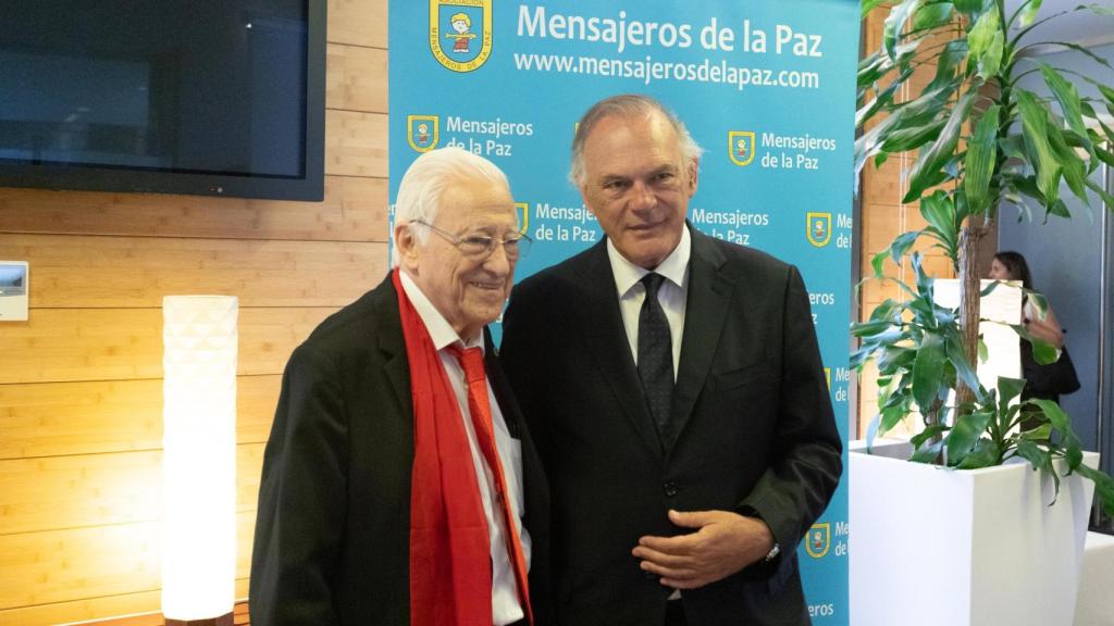 Padre Ángel junto a Pedro Piqueras en la presentación de la memoria anual 2023.