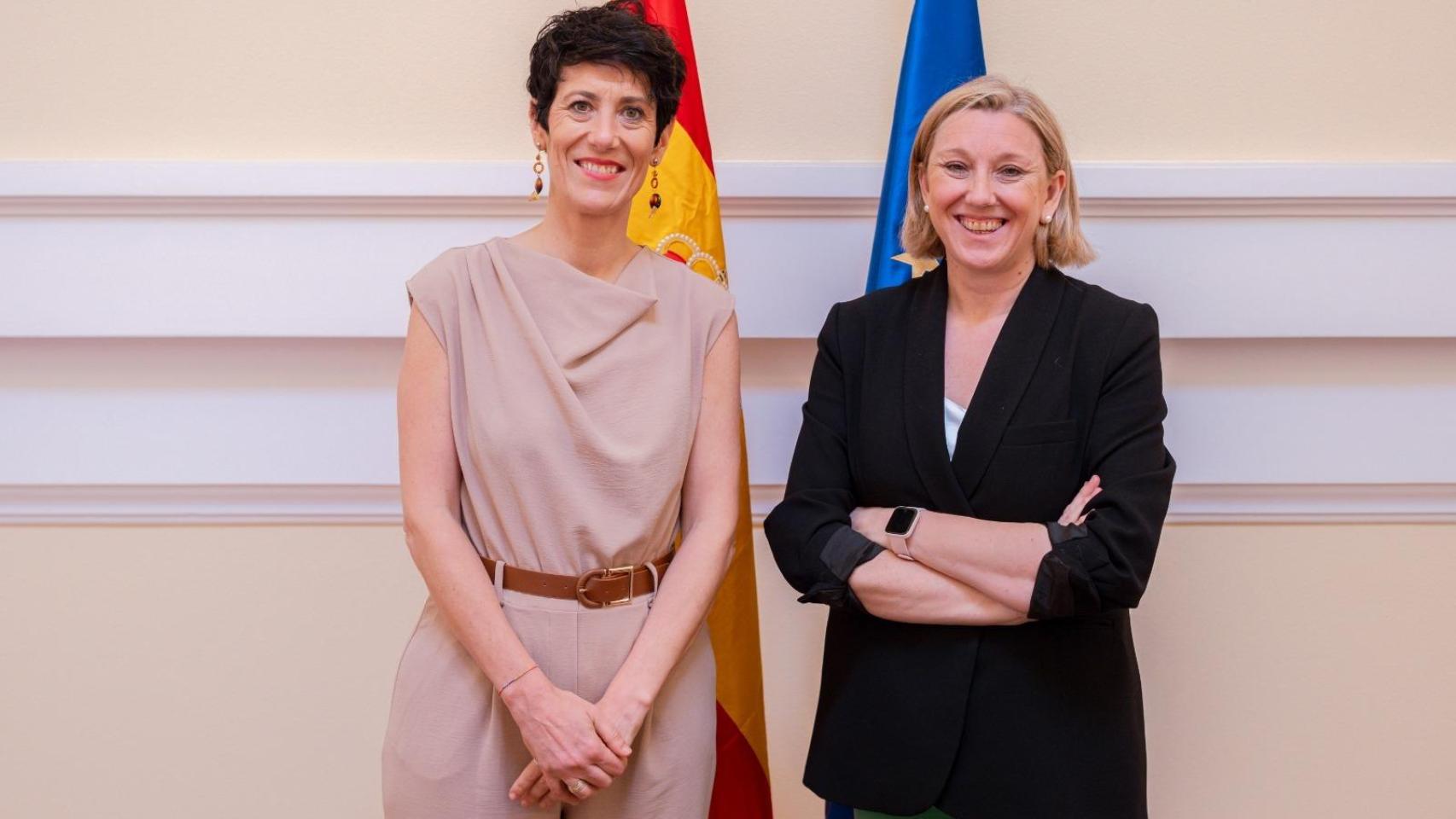 La ministra de Inclusión, Seguridad Social y Migraciones, Elma Saiz, y la consejera de Familia e Igualdad de Oportunidades de la Junta, Isabel Blanco, durante su reunión de este miércoles