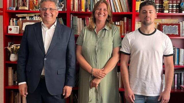 Los representantes de la coalición del Gobierno de Parla, el alcalde Ramón Jurado (PSOE), Vanesa Calle (Podemos-IU-AV) y Miguel Fuentes (Más Madrid).