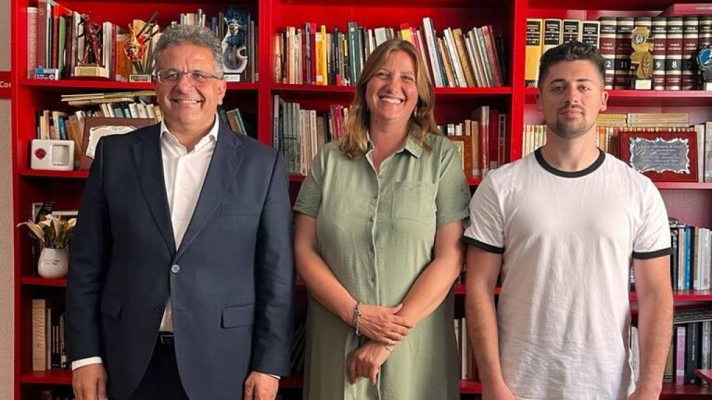 Los representantes de la coalición del Gobierno de Parla, el alcalde Ramón Jurado (PSOE), Vanesa Calle (Podemos-IU-AV) y Miguel Fuentes (Más Madrid).