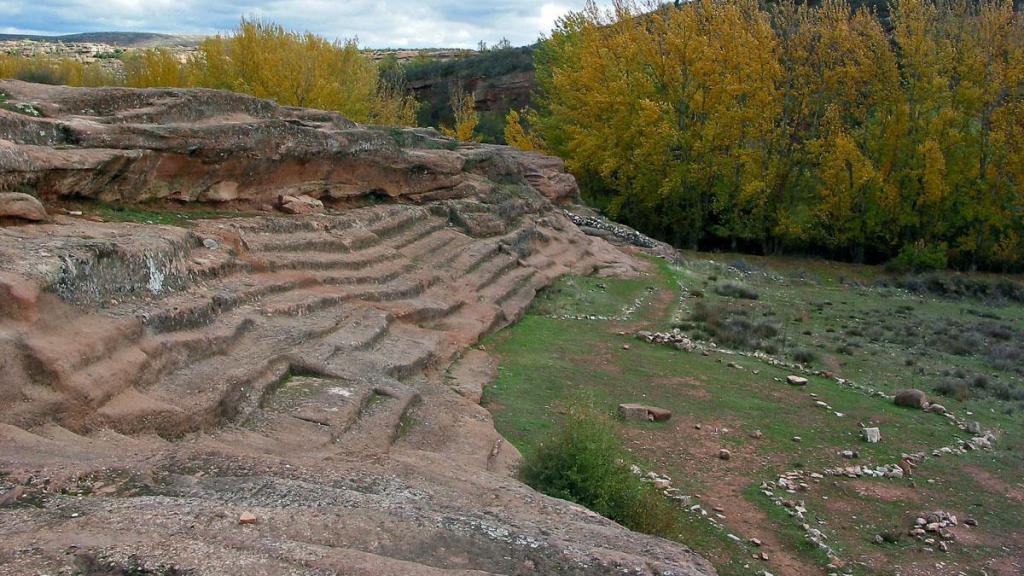 Fotografía de las gradas excavadas en la roca.