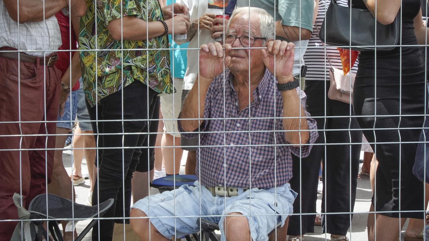Un hombre contempla la primera mascletà del 35º concurso en la Plaza de los Luceros.