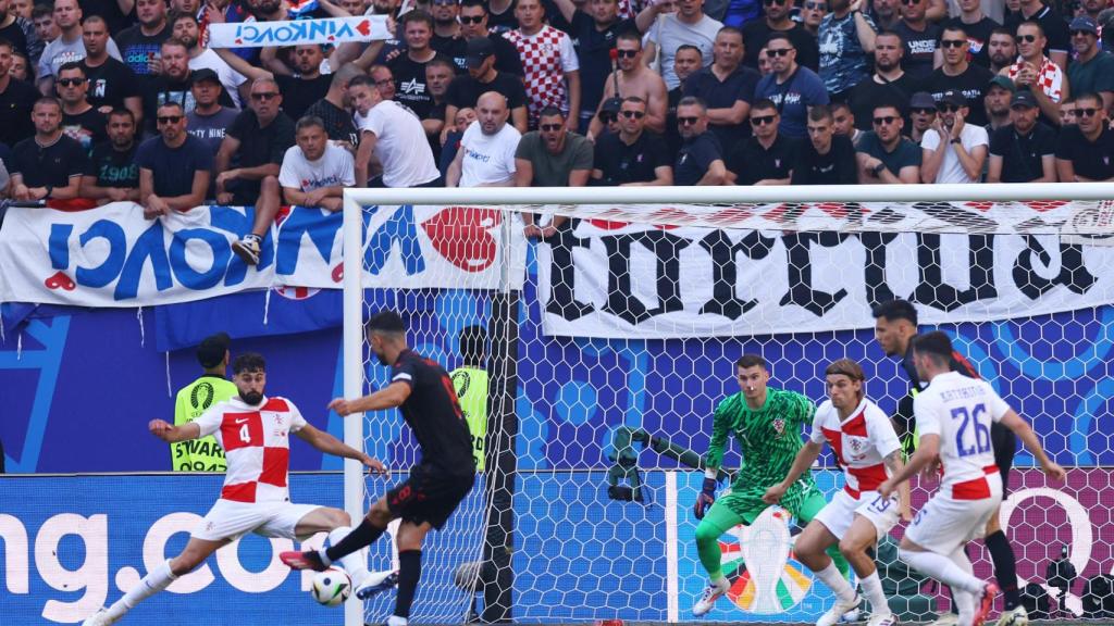 Momento en el que Gjasula dispara para empatar el partido frente a Croacia.