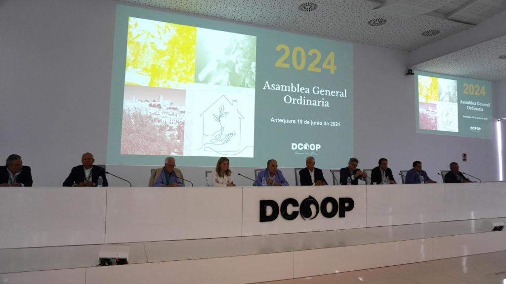 Un momento de la asamblea de Dcoop.