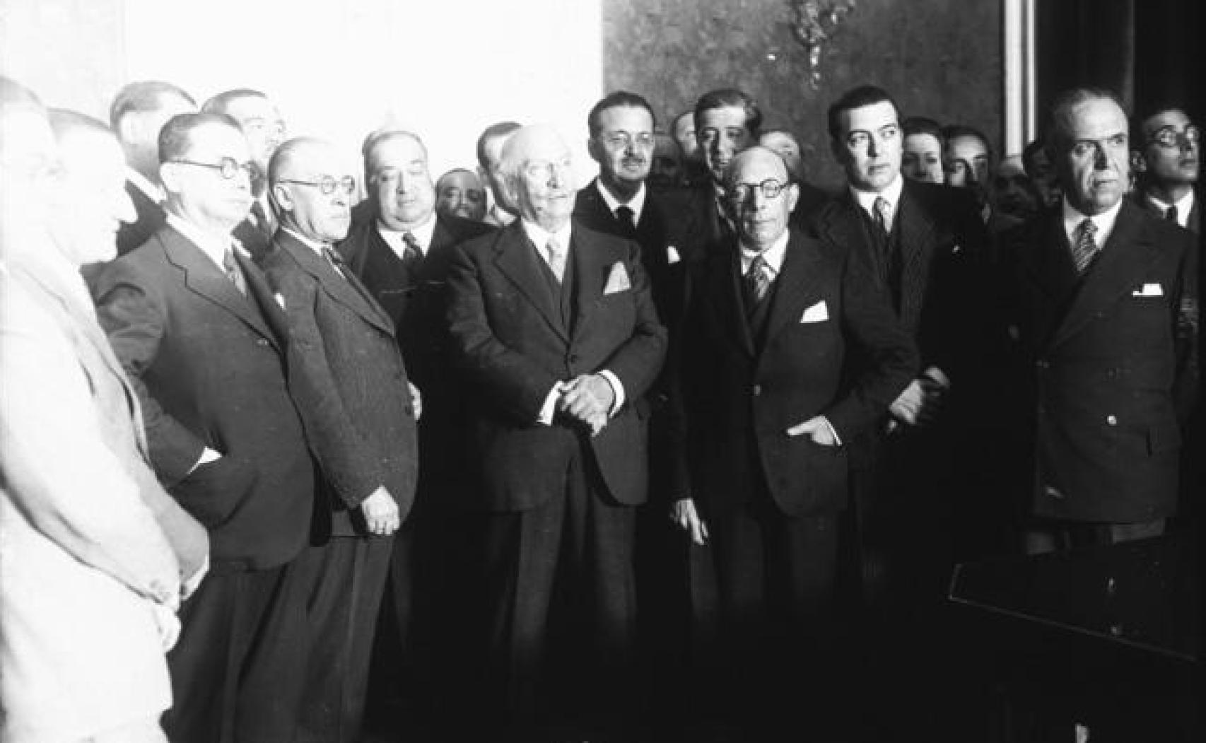 Samper, en el centro con gafas, durante la toma de posesión de la presidencia del Consejo de Ministros.
