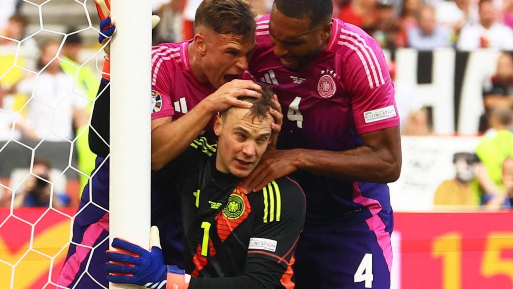 Tah y Kimmich felicitan a Neuer por una parada en el partido de Alemania.