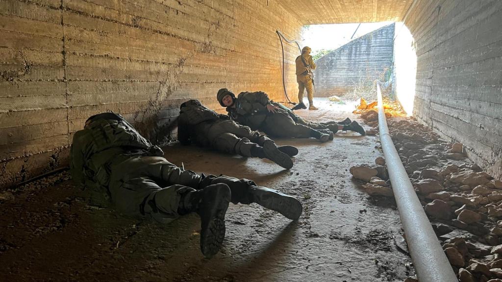 Soldados israelíes se refugian en un paso subterráneo, en medio de hostilidades transfronterizas entre Hezbolá y las fuerzas israelíes, en Hurfeish, una aldea en el norte de Israel.