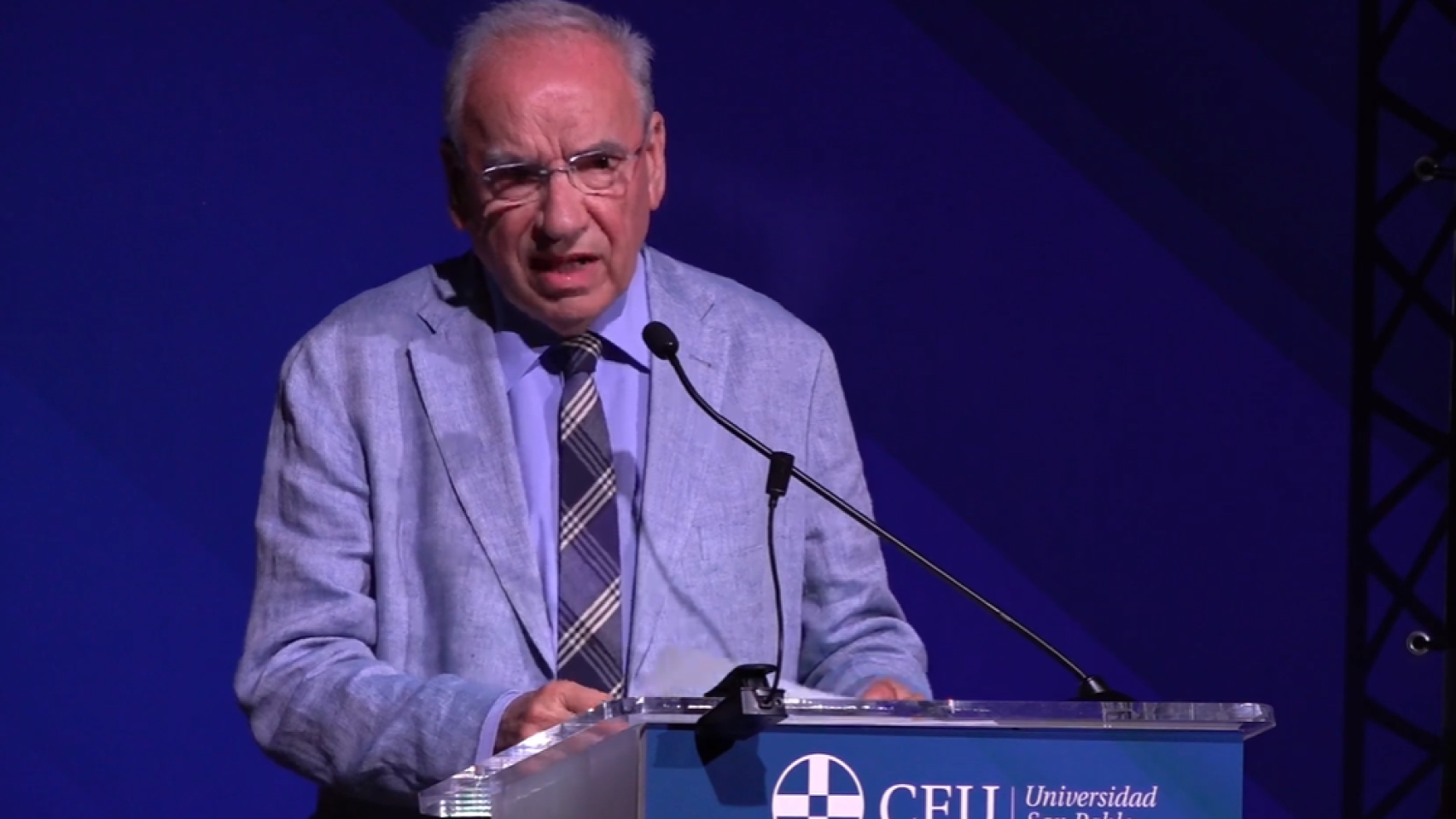 Alfonso Guerra en su intervención de la entrega de premios al Mérito por España, del CEU San Pablo
