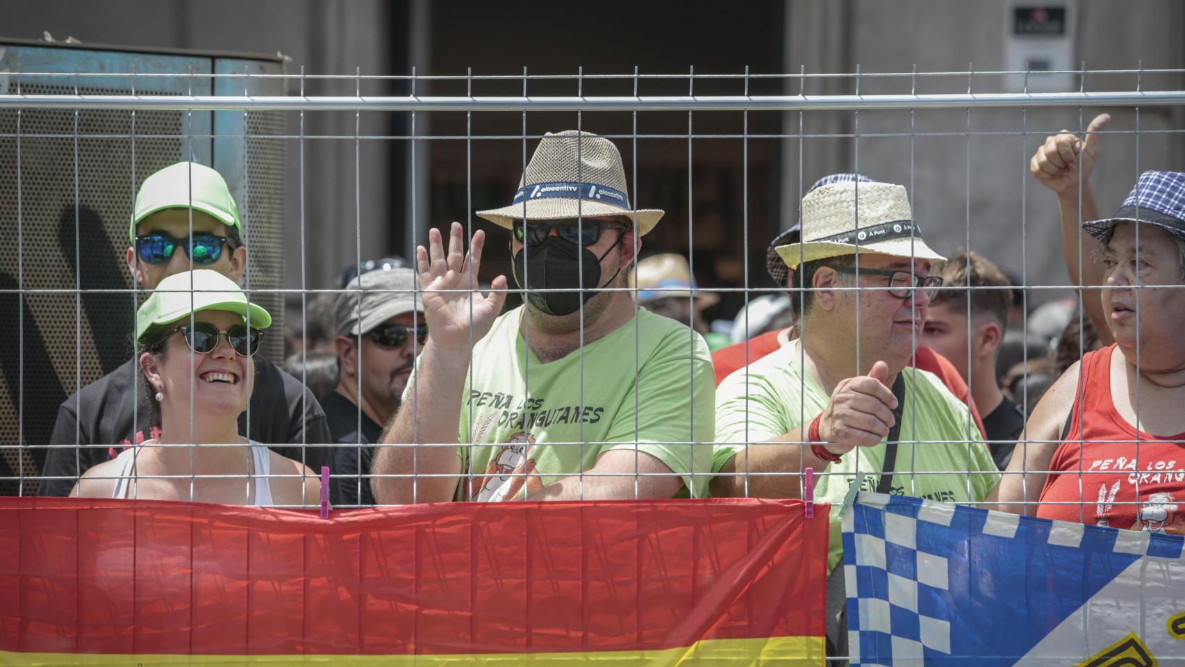 Varias personas disfrutan de la primera mascletà  del concurso en Luceros.