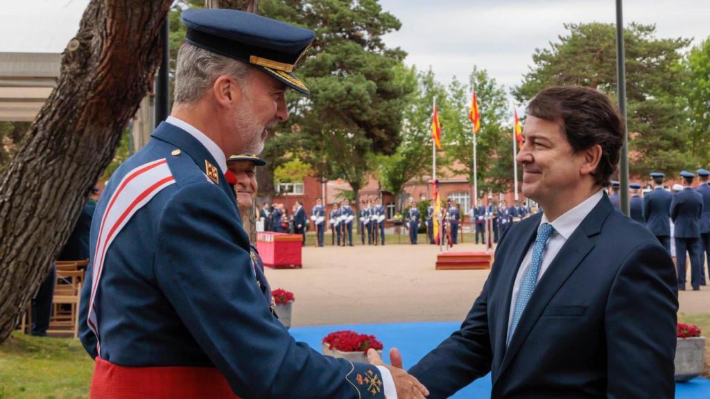 El rey Felipe VI saluda al presidente de la Junta, Alfonso Fernández Mañueco, en una imagen de archivo