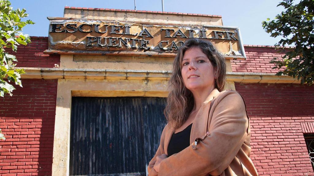 Paula Conde, alcaldesa de Sahagún, junto al edificio de la antigua escuela taller del municipio
