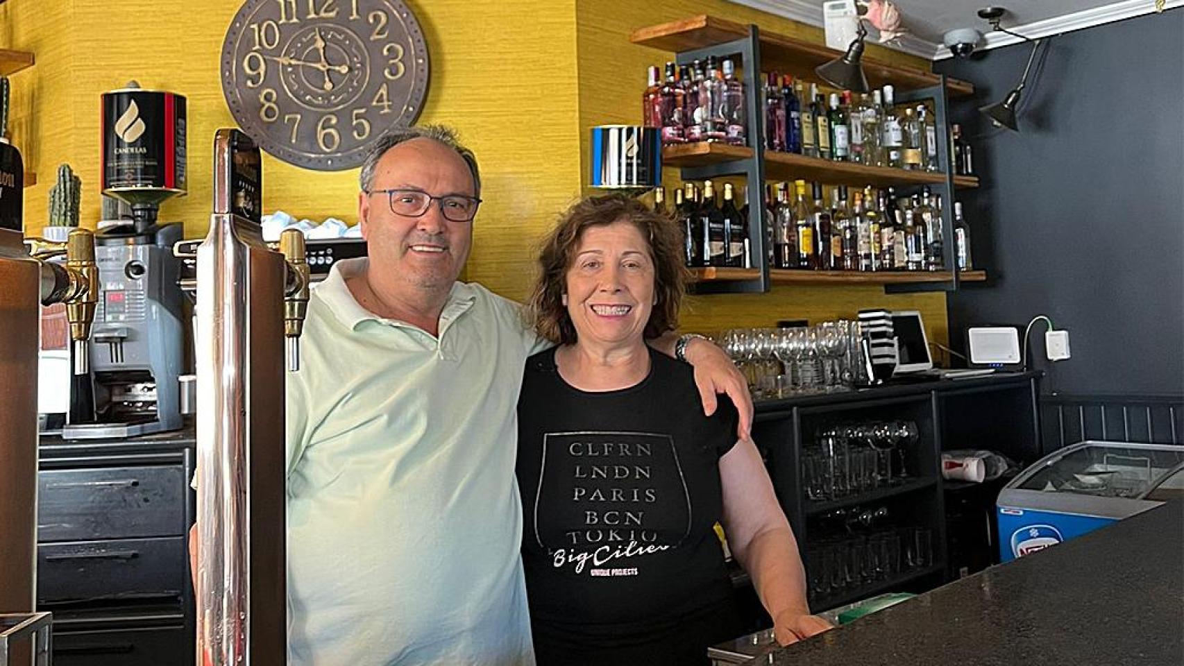 Eusebio y Victoria en el Bar Cuatro Calles de Renedo