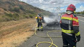 Los bomberos intervienen en el incendio