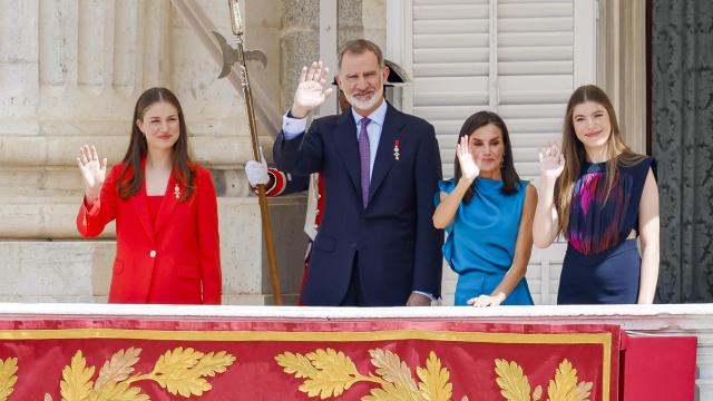 La Familia Real saludando desde el balcón.