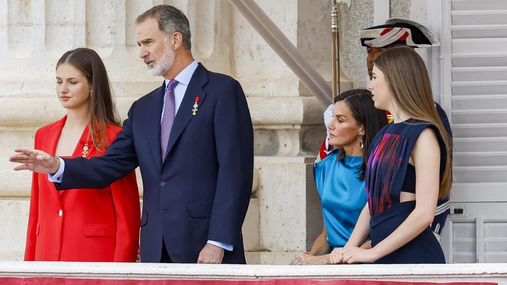 Los reyes de España, Felipe VI y Letizia, en el balcón junto a sus hijas, este miércoles, 19 de junio.
