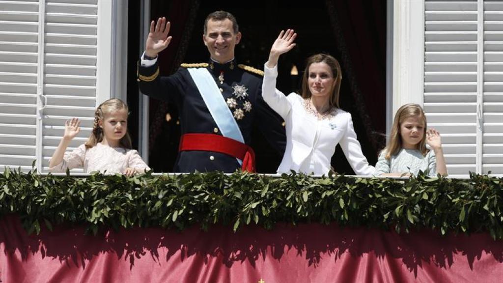 Felipe VI y sus hijas tras la proclamación de Felipe VI el 19 de junio de 2014.