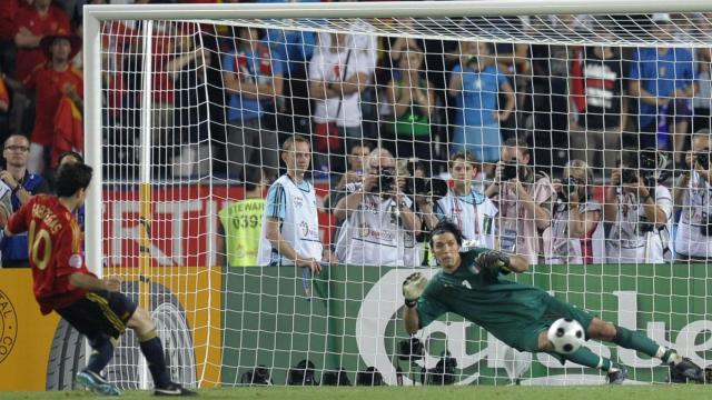 Cesc Fábregas supera a Gianluigi Buffon de penalti en la Eurocopa 2008
