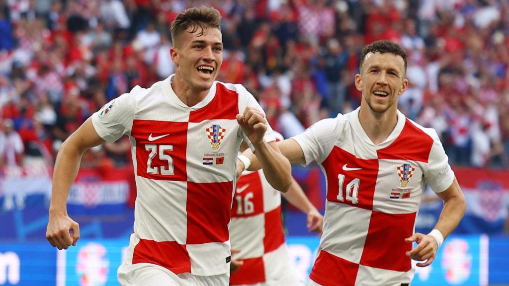 Sucic y Perisic celebran el segundo gol de Croacia ante Albania.