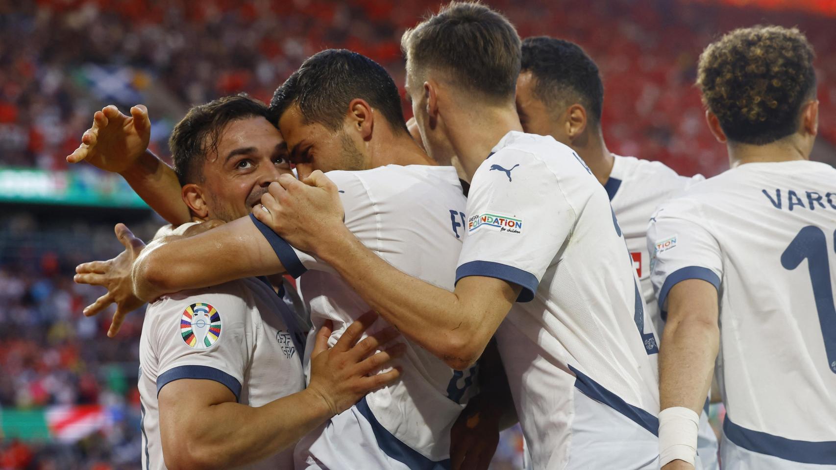 Los jugadores de Suiza celebran su gol ante Escocia.