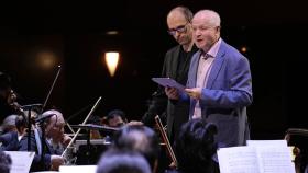 George Benjamin se dirige a la orquesta, junto al maestro Serrate (detrás), en el ensayo del concierto de la gala de los Premios Fronteras del Conocimiento, ayer en Bilbao. Foto: Fundación BBVA