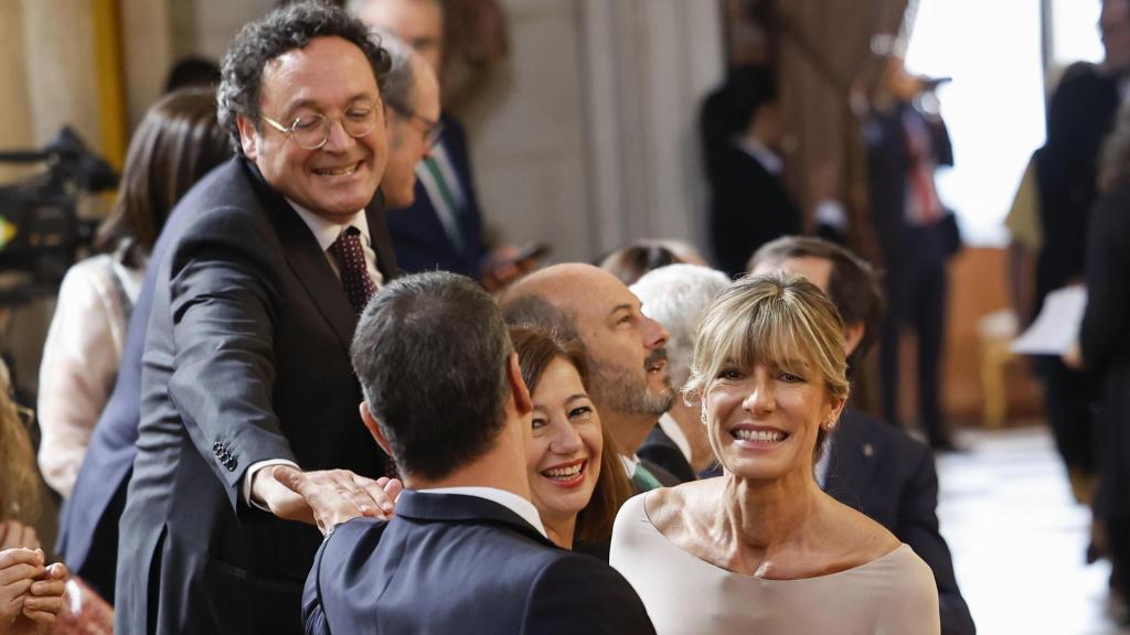 El fiscal general del Estado, Álvaro García Ortiz (i), saluda al presidente del Gobierno, Pedro Sánchez (de espaldas) en compañía de su mujer, Begoña Gómez (d), y la presidenta del Congreso, Francina Armengol (c), este miércoles en el Palacio Real de Madrid.