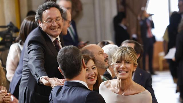 El fiscal general del Estado, Álvaro García Ortiz (i), saluda al presidente del Gobierno, Pedro Sánchez (de espaldas) en compañía de su mujer, Begoña Gómez (d), y la presidenta del Congreso, Francina Armengol (c), este miércoles en el Palacio Real de Madrid.