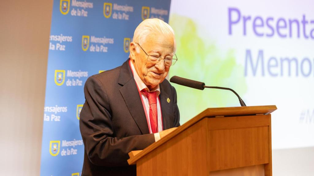 Padre Ángel durante su intervención en la memoria de Mensajeros de la Paz.