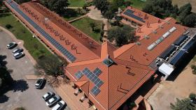 Instalación de placas solares en una comunidad de vecinos.