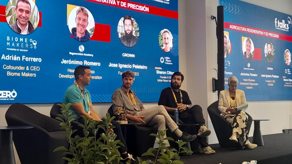 De izquierda a derecha: Adrián Ferrero, CEO y cofundador de Biome Makers; Jerónimo Romero, Head of Business Development de Regeneration Academy; Jota Peleteiro, CEO y fundador de GROINN, y Sharon Cittone, CEO y fundadora de Edible Planet Ventures, que ha ejercido de moderadora de la mesa sobre agricultura regenerativa.