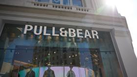 Entrada a la tienda de Pull and Bear