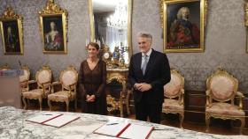 La presidenta del Gobierno de Navarra, María Chivite, y el presidente de Microsoft Ibérica, Alberto Granados, durante la firma del protocolo.