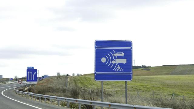 Señal que informa de la proximidad de un radar de velocidad.