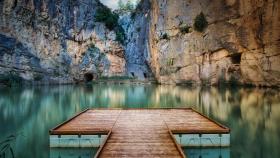 La espectacular piscina natural de agua azul turquesa a la que se llega tras una sencilla ruta entre rocas (y está en España)