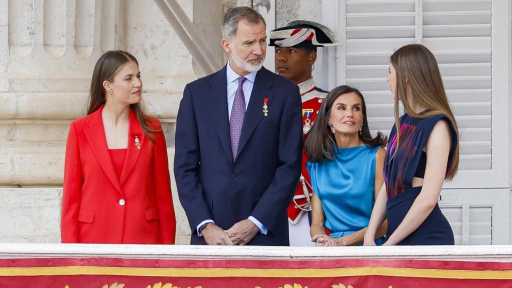 La Familia Real presenciando el relevo solemne de la Guardia Real.