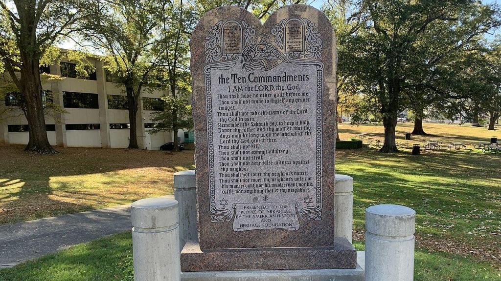 Monumento a 'Los diez mandamientos' en Arkansas.
