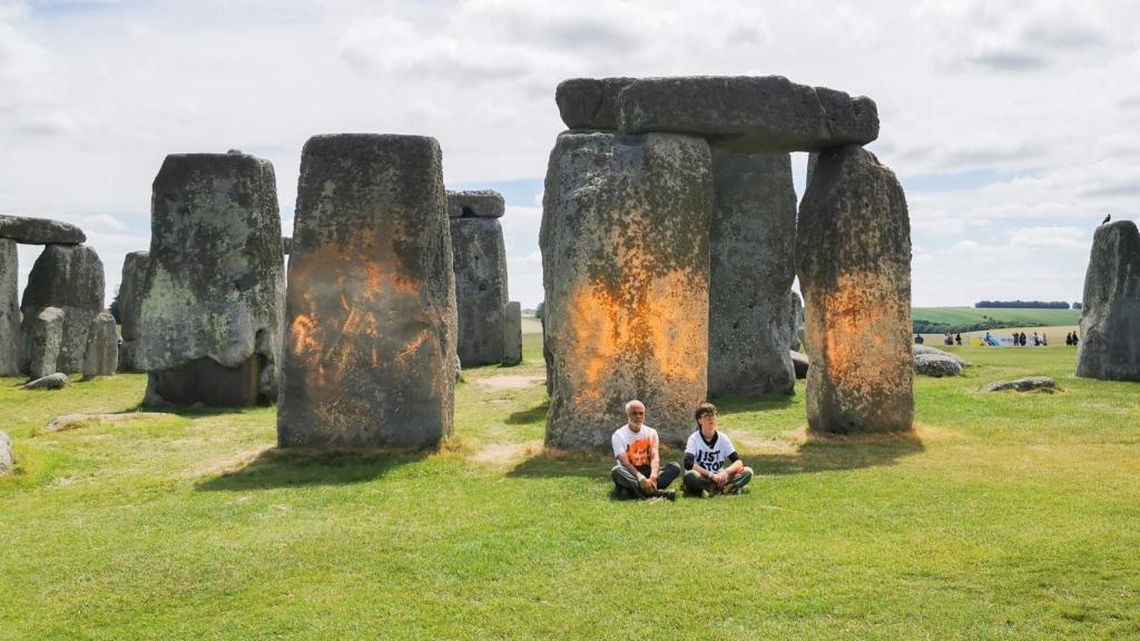 El crómlech de Stonehenge tras ser rociado con pintura naranja, este miércoles.