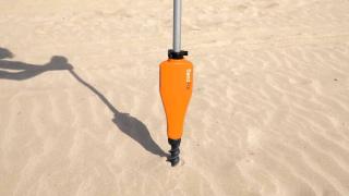 Adiós a la sombrilla de la playa de siempre: el invento para clavarla en arena o piedras en segundos y sin esfuerzo