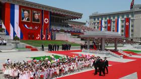 El presidente ruso, Vladímir Putin, y el líder norcoreano Kim Jong-un asisten a una ceremonia oficial de bienvenida durante su reunión en Pyongyang, Corea del Norte.