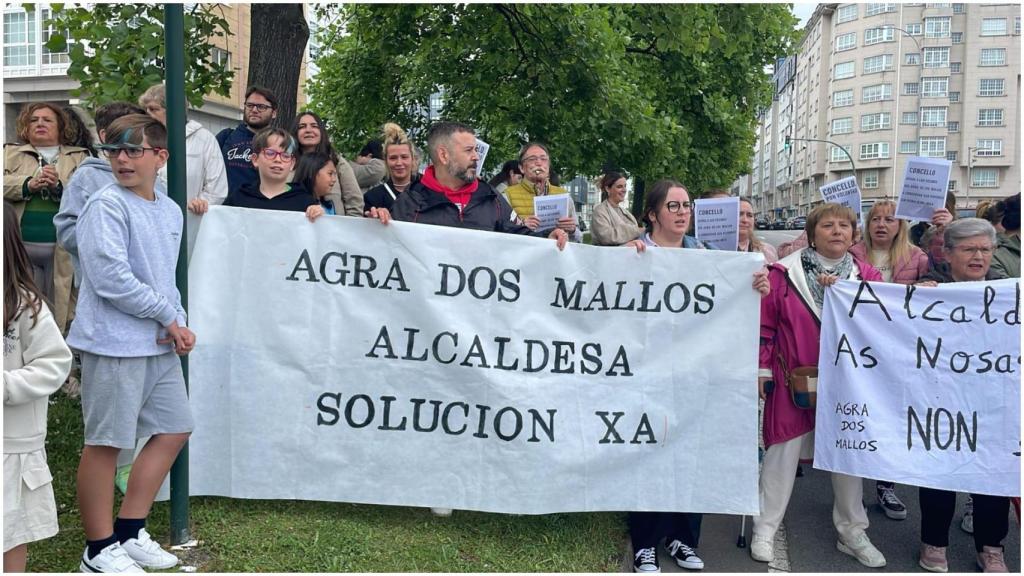 Protesta de los vecinos del Agra dos Mallos este miércoles