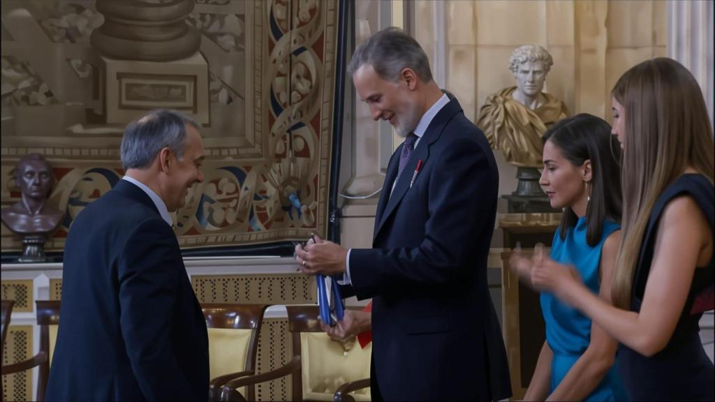 Xosé Luis Foxo recibe la Orden del Mérito Civil en el Palacio Real.
