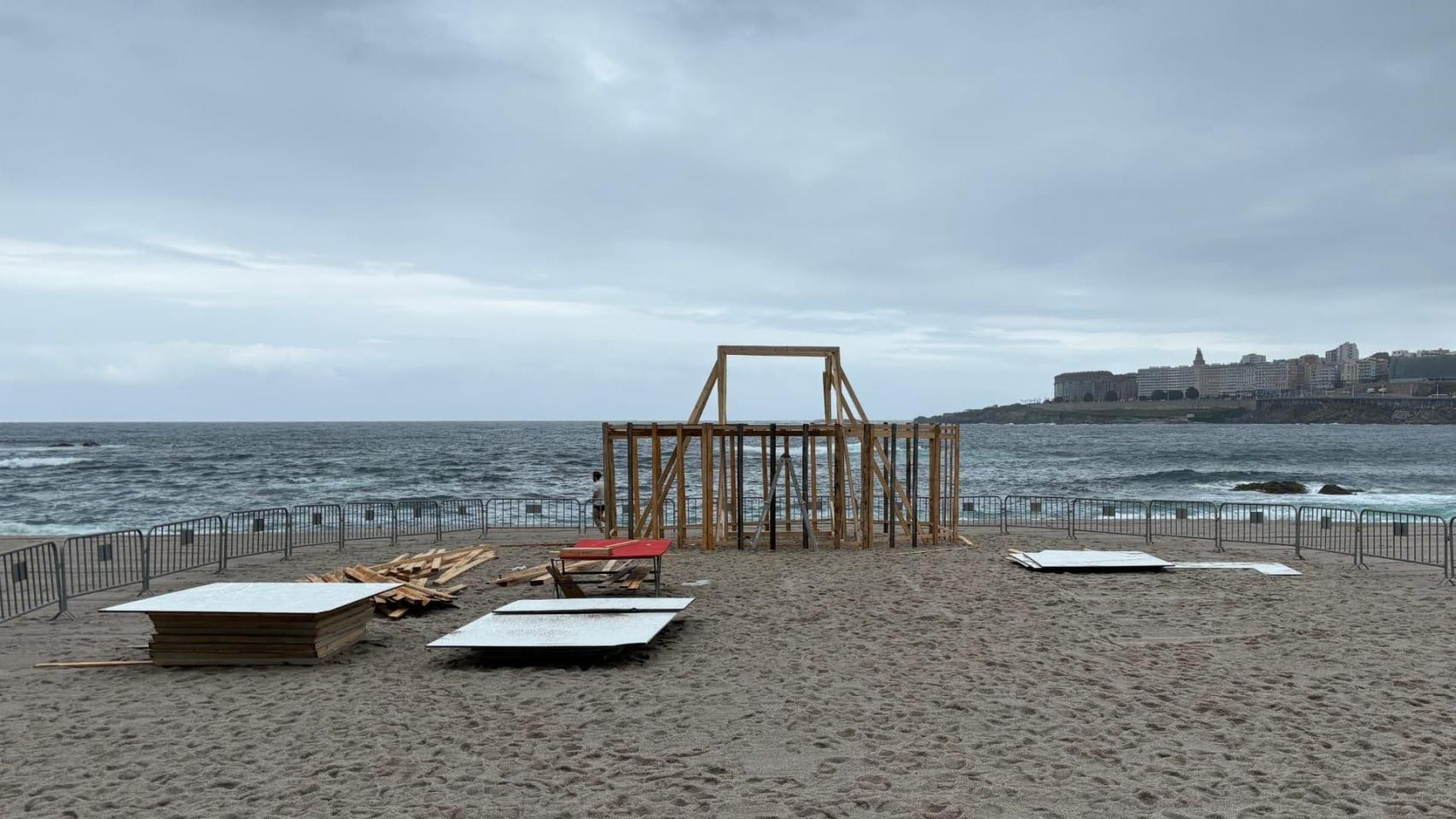 La falla de San Juan en A Coruña comienza a tomar forma.