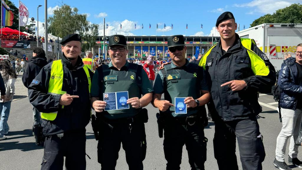 Paco, el segundo agente por la izquierda, junto a un compañero de la Benemérita y dos de la Bundespolizei.