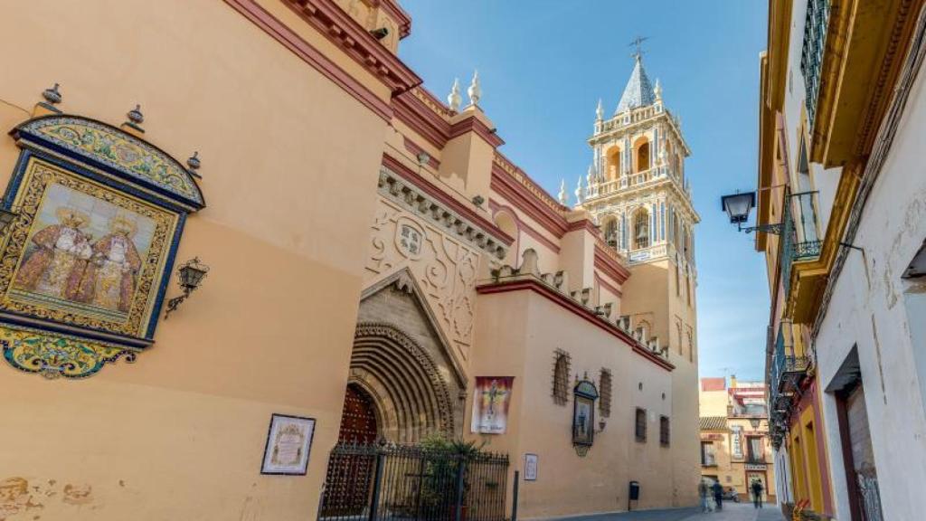 Una de las puertas principales de la iglesia más antigua de Sevilla.