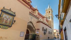 Una de las puertas principales de la iglesia más antigua de Sevilla.