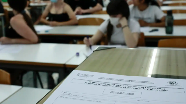 Imagen de archivo de varios estudiantes en la EBAU.